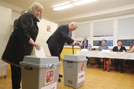 Manelé Zemanovi hodili své hlasy do volební urny.