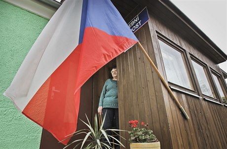 V obci ebráky na Tachovsku je volební místnost na verand rodinného domu...