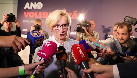 Karla lechtová s novinái.