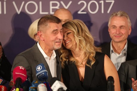 Andrej Babi se svou enou na tiskové konferenci ANO k výsledkm parlamentních...