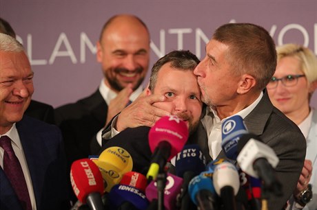 Andrej Babiš objímá Marka Prchala na tiskové konferenci ANO k výsledkům...