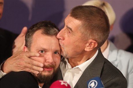 Andrej Babiš objímá Marka Prchala na tiskové konferenci ANO k výsledkům...