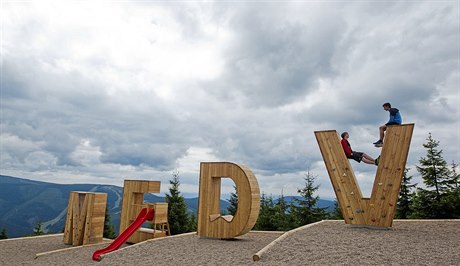 První letteringové hit u nás vyrostlo u horní stanice lanovky Medvdín....