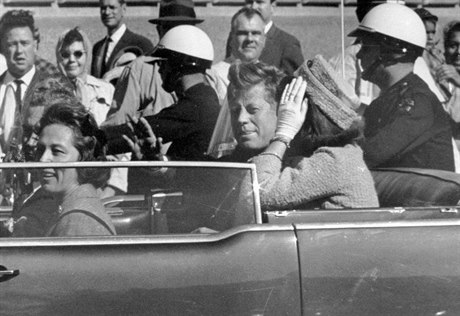 Nkdejí americký prezident J. F. Kennedy se svojí enou.