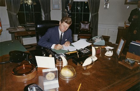 Americký prezident Kennedy u svého stolu.