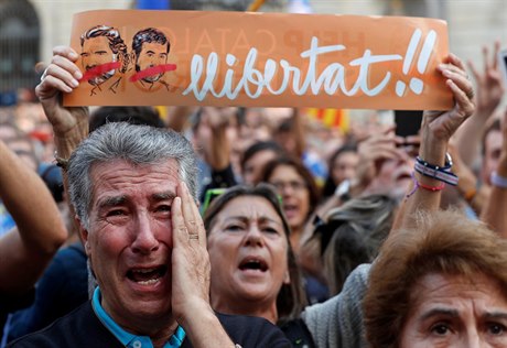 Nadení v ulicích. Katalánský parlament schválil nezávislost.