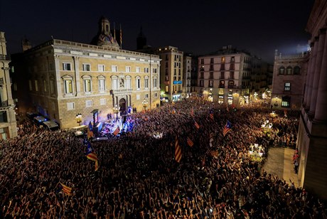 Lidé oslavují na námstí ped katalánským parlamentem v Barcelon.