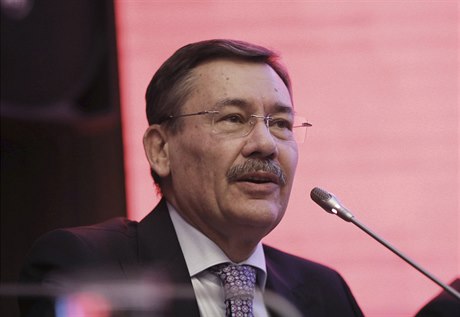 Exstarosta Melih Gokcek bhem svého projevu v Ankae.