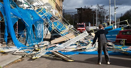 V Praze vítr v Otakarov ulici zboil leení.