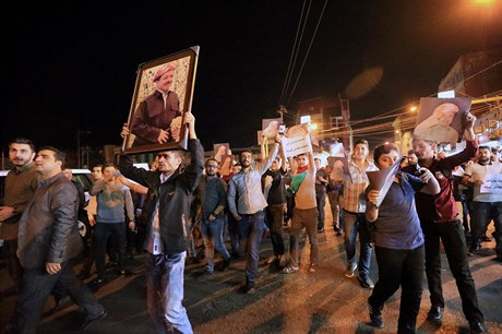 Demonstrace na podporu kurdského prezidenta Masúda Barzáního v Dahuku.