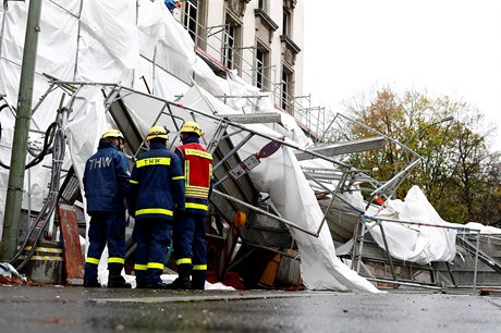 Nmetí dobrovolníci v Berlín odklízejí leení pokozené vichicí.