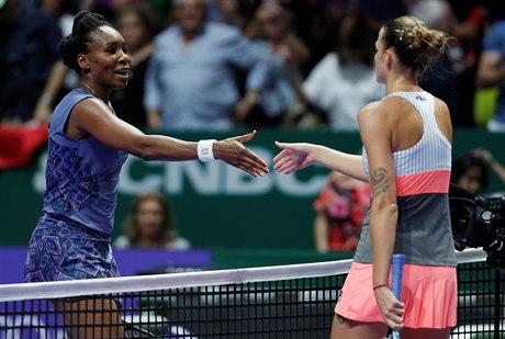 Venus Williamsová gratuluje Karolíně Plíškové k vítězství.