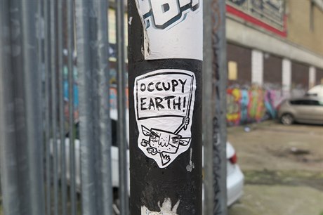 Sticker hlásající Obsate Zemi zachycený na jednom ze sloup v ulicích...