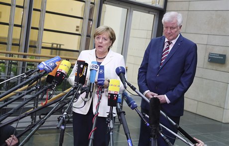 Nmecká kancléka Angela Merkelová a éf CSU  Horst Seehofer.