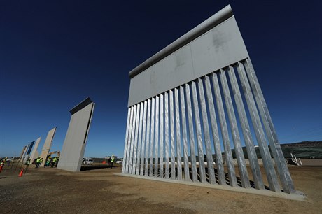 Trumpova ze se má táhnout od Kalifornie po Texas, navrhovaných prototyp je...