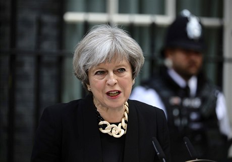 Theresa Mayová v Downing Street.