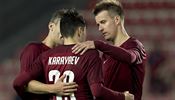 Sparta vs. Ostrava, MOL Cup: Luk Mareek utuje Vjaeslava Karavajeva.