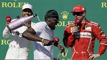 Lewis Hamilton lije šampaňské za triko Usaina Bolta.