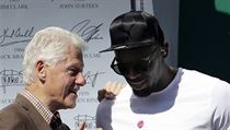 Bývalý americký prezident Bill Clinton si povídá s Usainem Boltem.