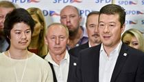 Předseda hnutí Svoboda a přímá demokracie (SPD) Tomio Okamura (uprostřed)...