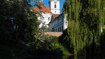 Břevnovský klášter a rybník při pohledu od sídliště „Na pendreku“.