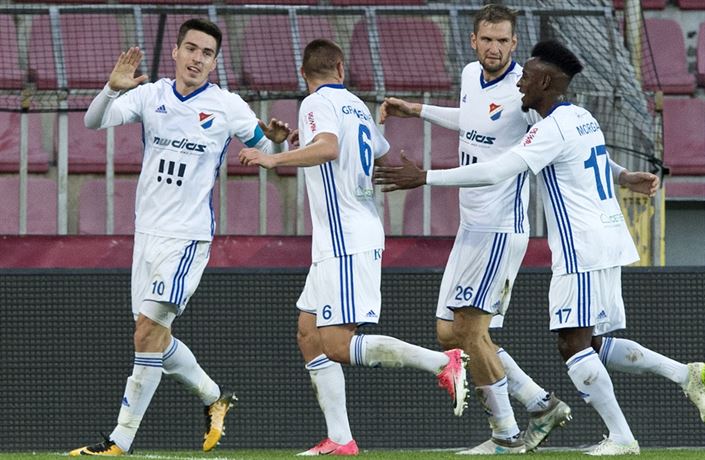 Robert Hrubý (vlevo) byl poprvé povolán do seniorské reprezentace.