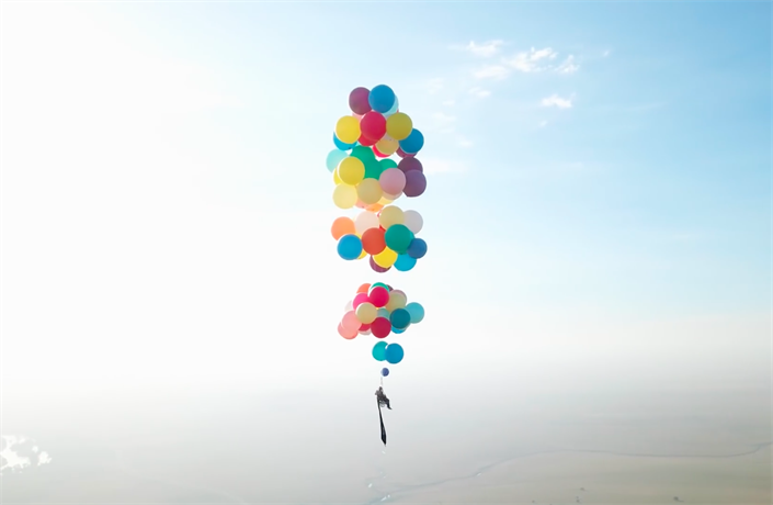 VIDEO: Vzhůru do oblak. Dobrodruh se v křesílku s nafukovacími balónky  proletěl nad Afrikou | Video | Lidovky.cz
