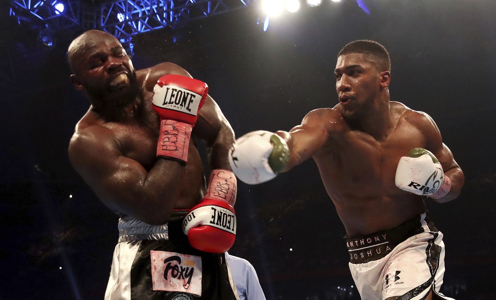 Anthony Joshua bije Carlose Takama.