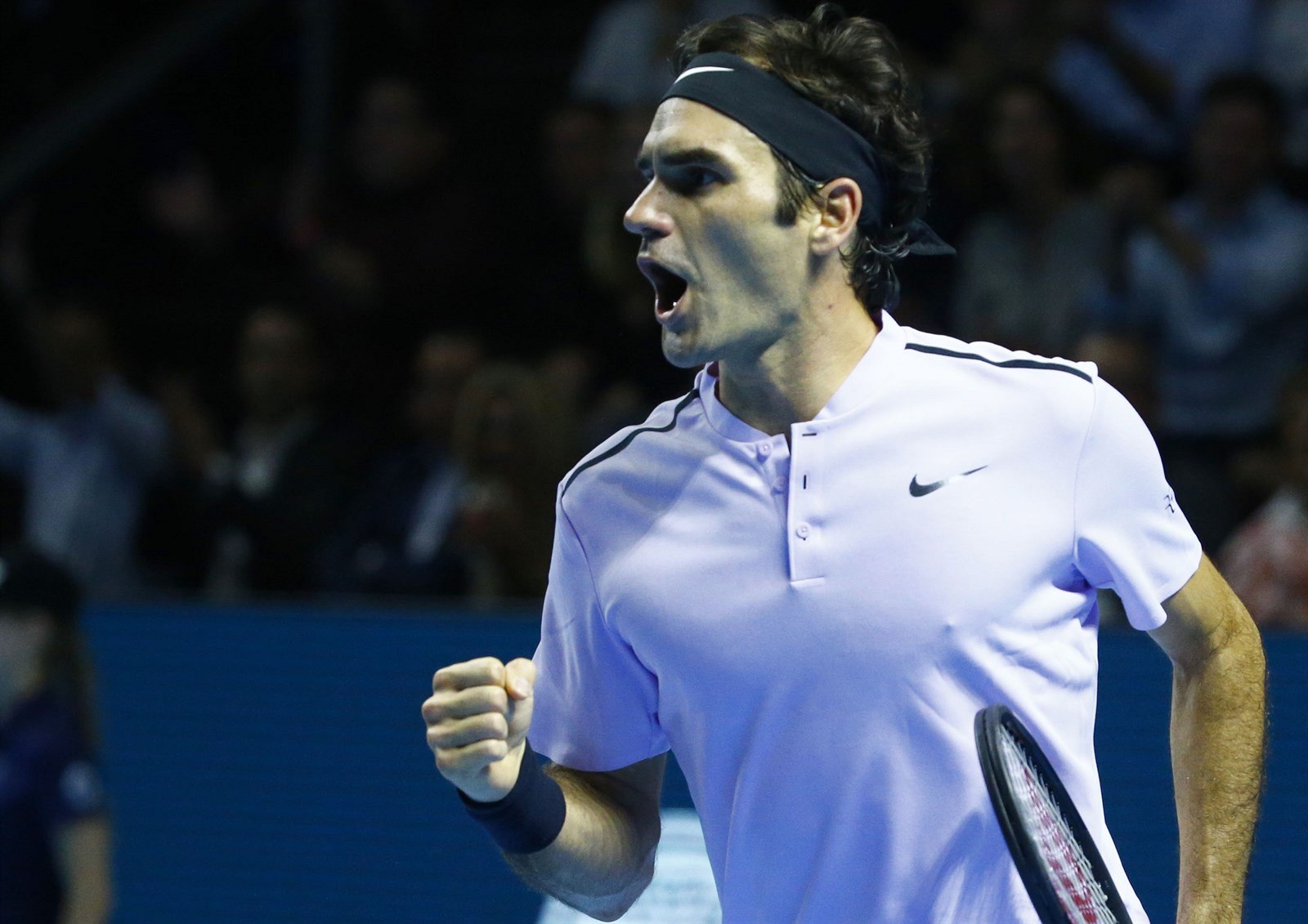 Roger Federer slaví vít�zství na turnaji v Basileji.