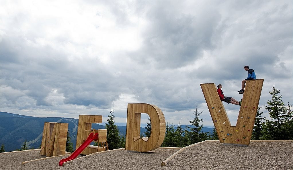 První letteringové h�i�t� u nás vyrostlo u horní stanice lanovky Medv�dín....