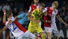 Villarreal vs. Slavia: domácí Samuel Castillejo se probíjí obranou soupe,...
