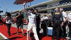 Pilot Mercedesu Lewis Hamilton pi nástupu do GP USA.