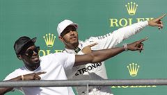 Usain Bolt a Lewis Hamilton pedvádjí slavné vítzné gesto Jamajana.