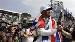 Britský pilot formule 1 Lewis Hamilton slaví tvrtý titul mistra svta.