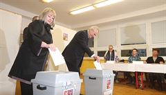 Prezident Zeman odvolil i se svou manelkou.