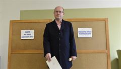 Premiér Bohuslav Sobotka odevzdal svj hlas ve snmovních volbách ve Slavkov u...