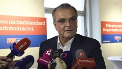 Volební táb TOP 09 v Praze. Pedseda Miroslav Kalousek hovoí s noviná.