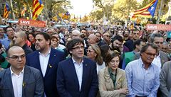 P�edseda katalánské vlády Carles Puigdemont v �ele protestu v Katalánsku.
