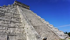 Zíceniny mayského msta Chichen Itzá s pyramidou zasvcenou hlavnímu mayskému...