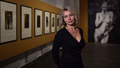 Výstavu ernobílých fotografií s názvem Neue Mädchen zahájila 22. íjna Tereza...