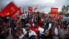 Fanouci keského prezidenta Uhuru Kenyatty oslavují bhem jeho volební kampan.