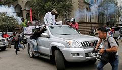 Fotograf bí do bezpeí bhem nepokoj v Nairobi, policie toti stílí do davu...