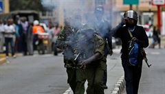 Policie stílí do davu protestujících Národní Super Aliance slzný plyn bhem...