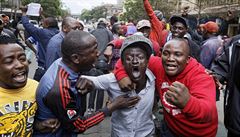 Píznivci keského prezidenta Uhuru Kenyatty slaví ped ústavním soudem v...