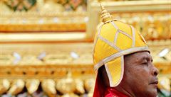 Král byl zpopelnn bhem ceremoniálu ve zlatém pavilonu ped královským palácem...