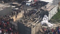 Policisté a záchranái prozkoumávají místo výbuchu v továrn na okraji Jakarty.