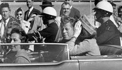 Nkdejí americký prezident J. F. Kennedy se svojí enou.