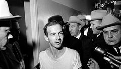 Kennedyho vrah Lee Harvey Oswald v obklopení detektiv a noviná.