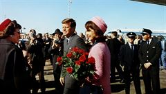 Bývalý americký prezident John F. Kennedy s první dámou po pistání v Dallasu.
