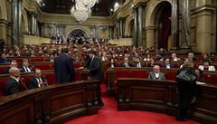 Poslanci na tajném hlasování v Katalánském regionálním parlamentu v Barcelon.
